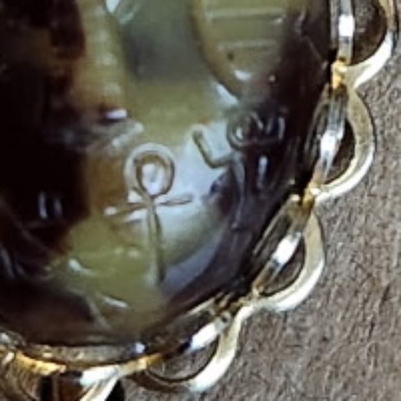 Vintage, gold tone, carved cameo of a pharaoh, clip on earrings - Picture 10 of 13